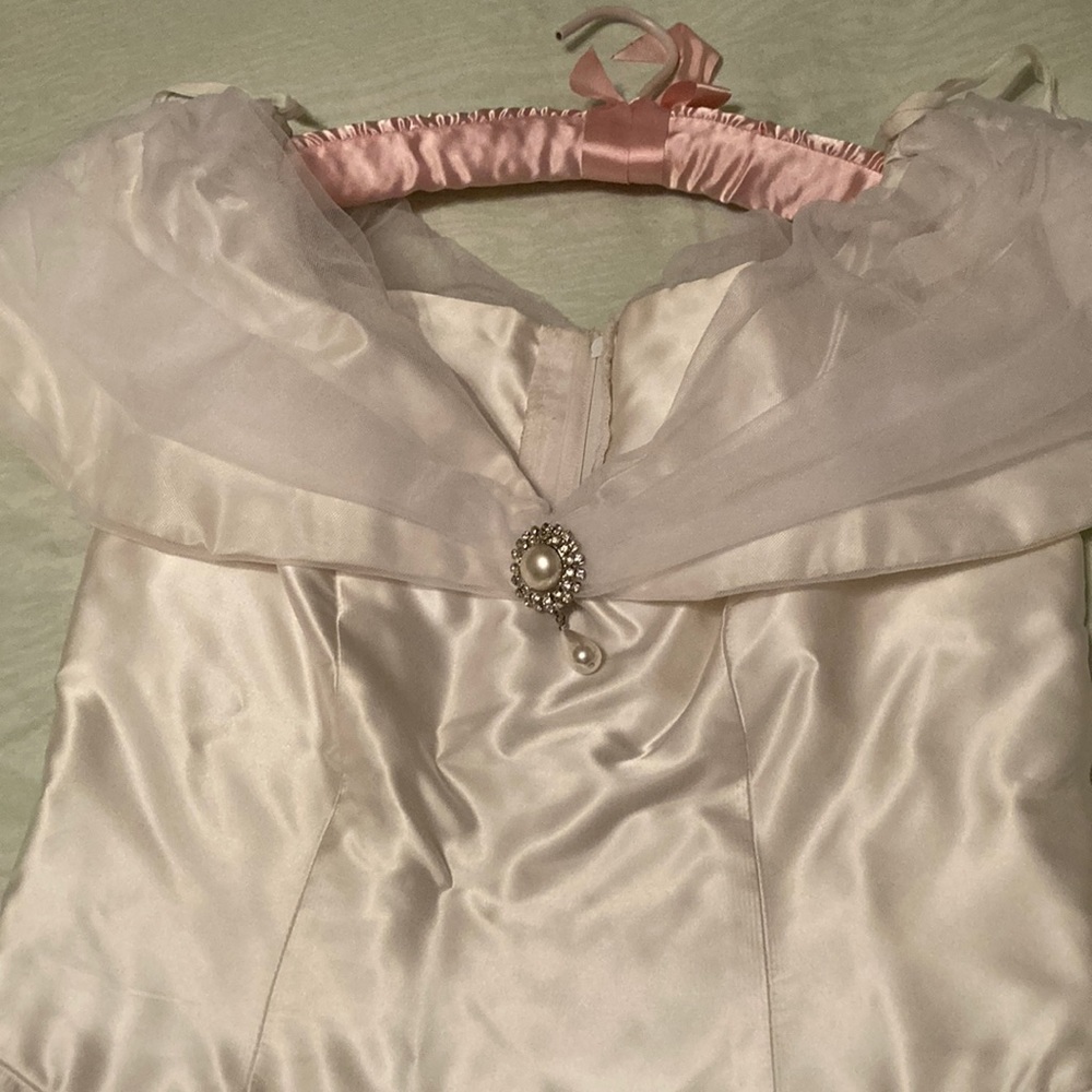 Wedding dress, satin and Tulle, off shoulder, full shirt